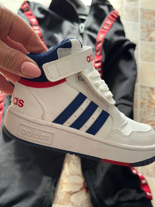 Adidași, ghete, sandale, foarte puțin folosite, ca și noi.!