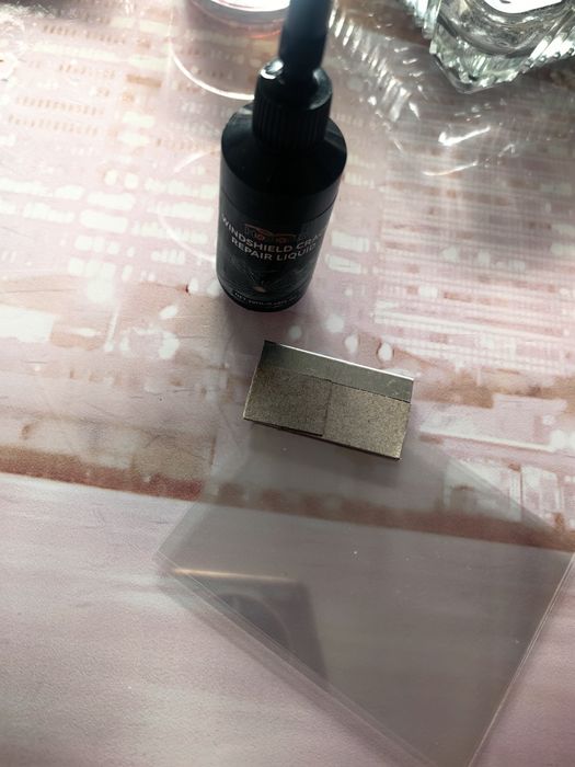 Продавам лепило за спукани стъкла!