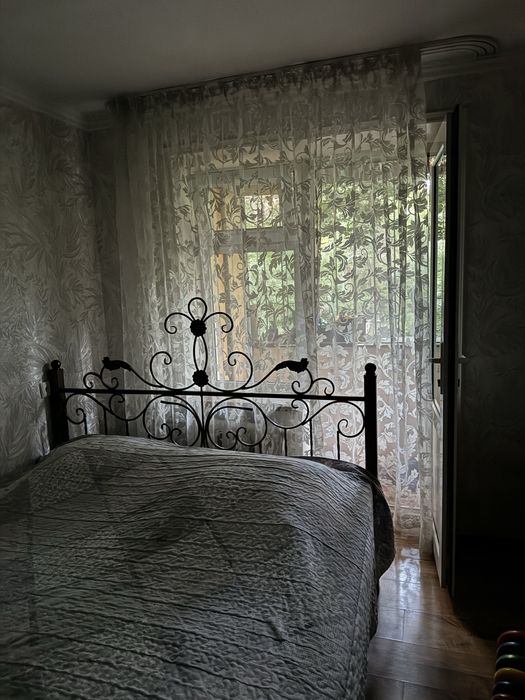 Двухспальная кровать с хорошим матрасом