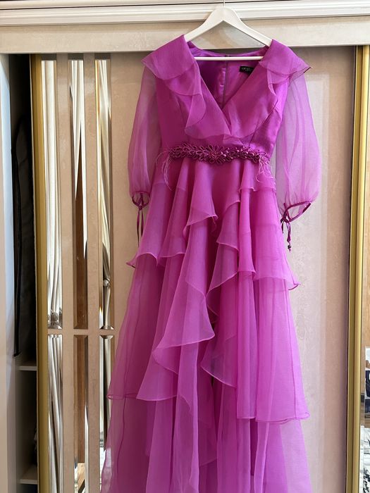 Продаётся длинное вечернее платье. Надето один раз на пять минут и всё