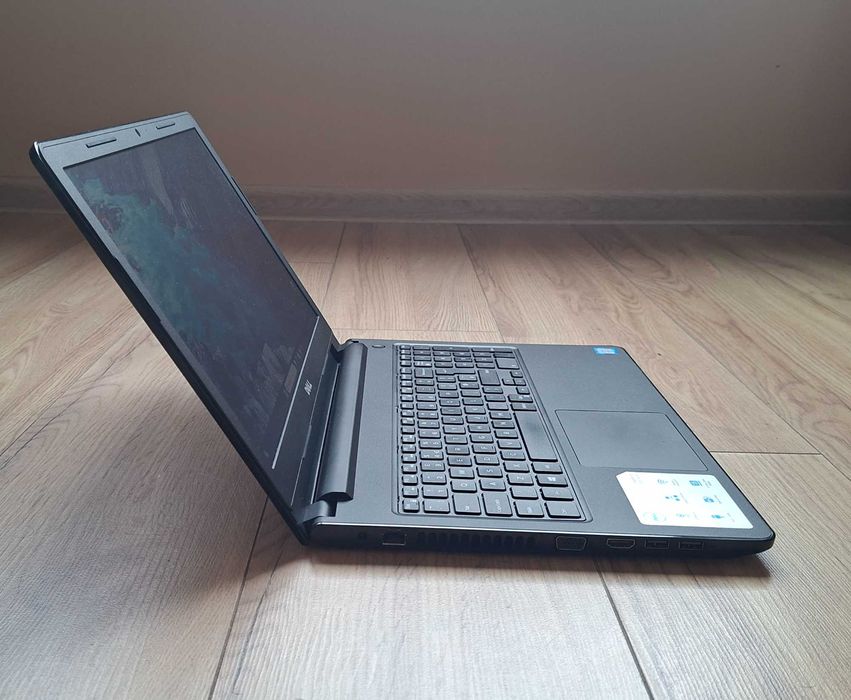15.6' Dell Vostro Intel Core i3-6100u/8GB DDR4/256GB SSD/Intel HD 520