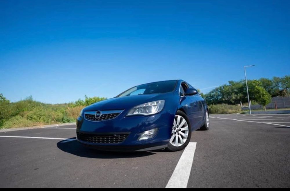 Opel Astra J Sport Tourer 2011