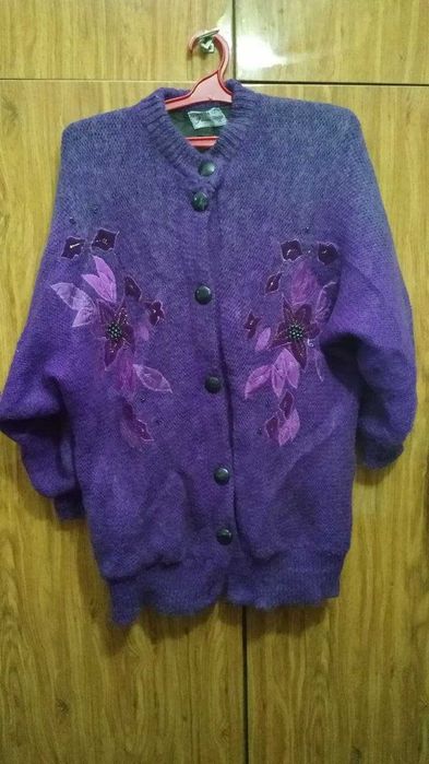 продам два вязаных  теплых жакета