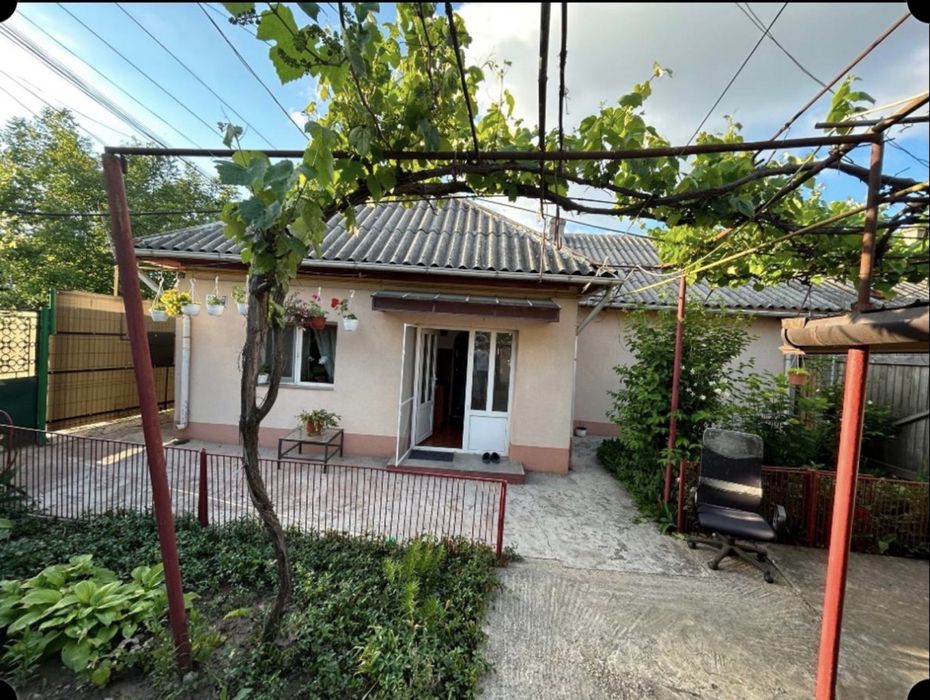 Inchiriez casa cu teren