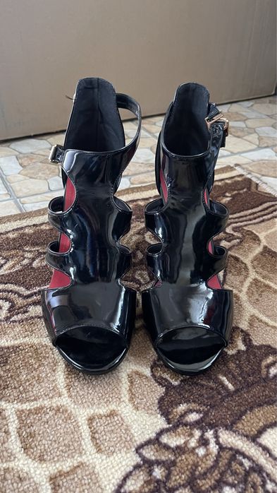 Продам 2 пары туфли в отличном состоянии