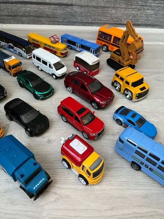 Срочно!!! Машинки игрушечные среднего размера