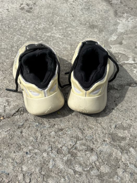 Кросовки адидас изи 700