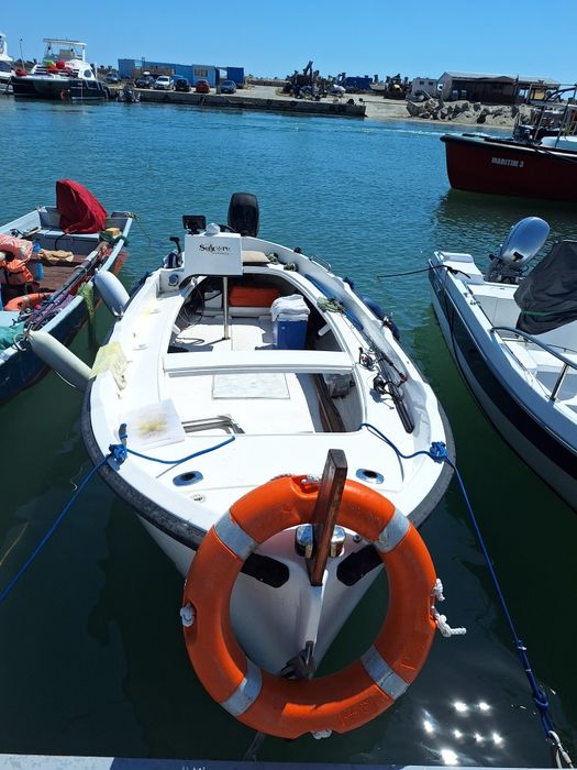 Vand barca cu motor