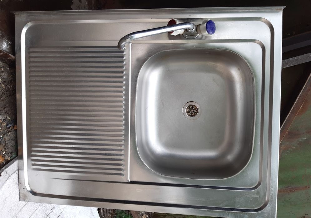 Умывальник со сместителем.