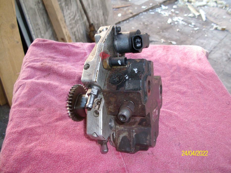 Продавам горивонагнетателна помпа за Мерцедес 320 - 3000 куб. 242 к.с.