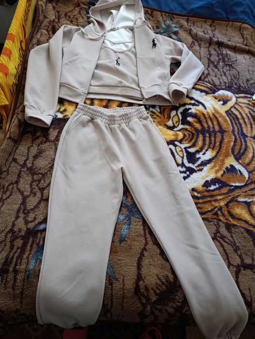 Продам женский спортивный костюм. Очень срочно.