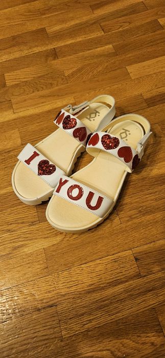 Нови сандали номер 34