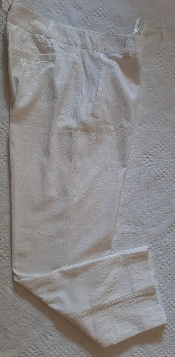 Pantaloni  marimea 40 de culoare alba  eleganti