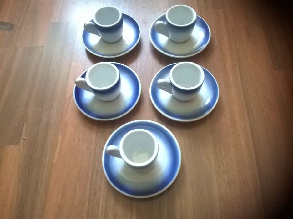 Vând set 5 cănițe cu farfurie