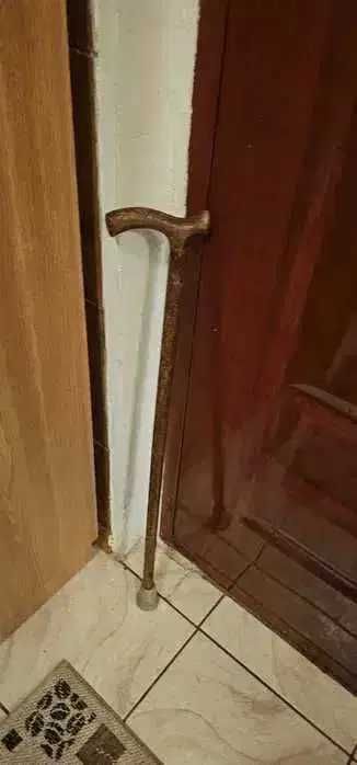 baston din lemn de nuc sprijin  seniori drumetii