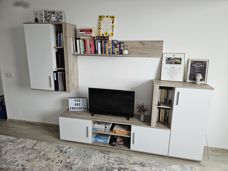 Mobila de living alb cu culoarea lemnului  deschis