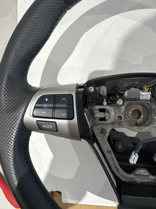 Toyota Auris кожен волан Тойота Аурис