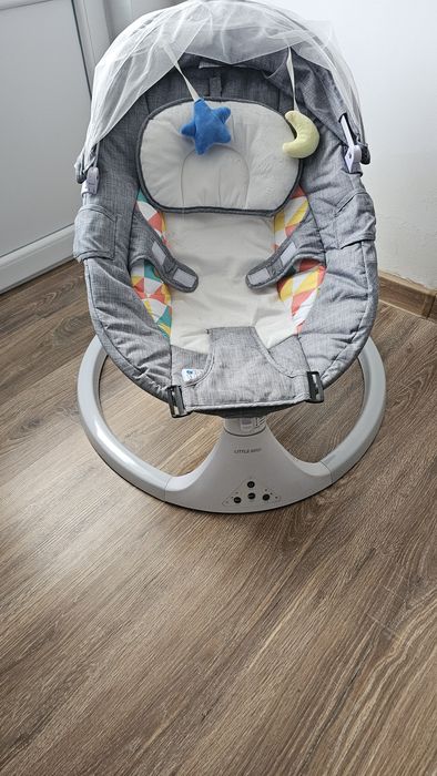 Balansoar electric pentru bebeluși Little Bird – cu copertină și jucării