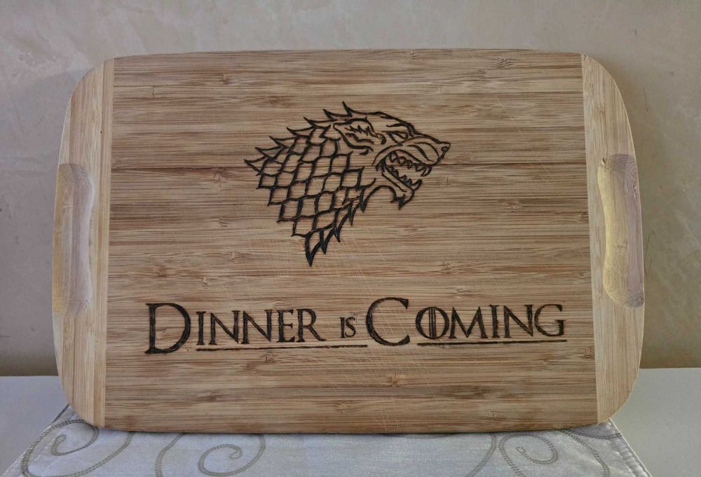 Game of Thrones кухненска дъска – „Dinner is Coming“ – гравирана