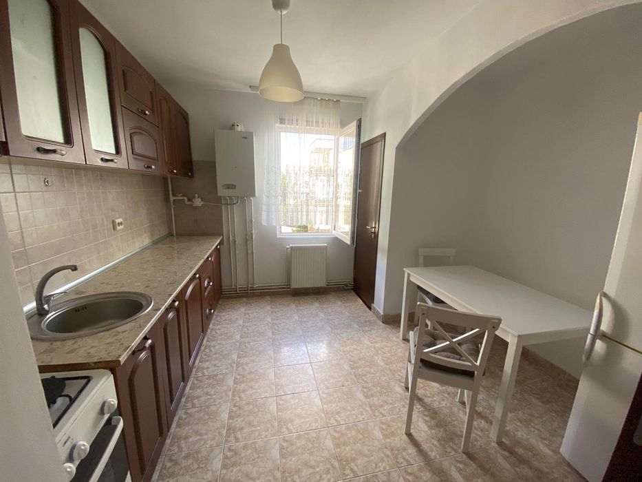 Închiriez  apartament cu 2 camere