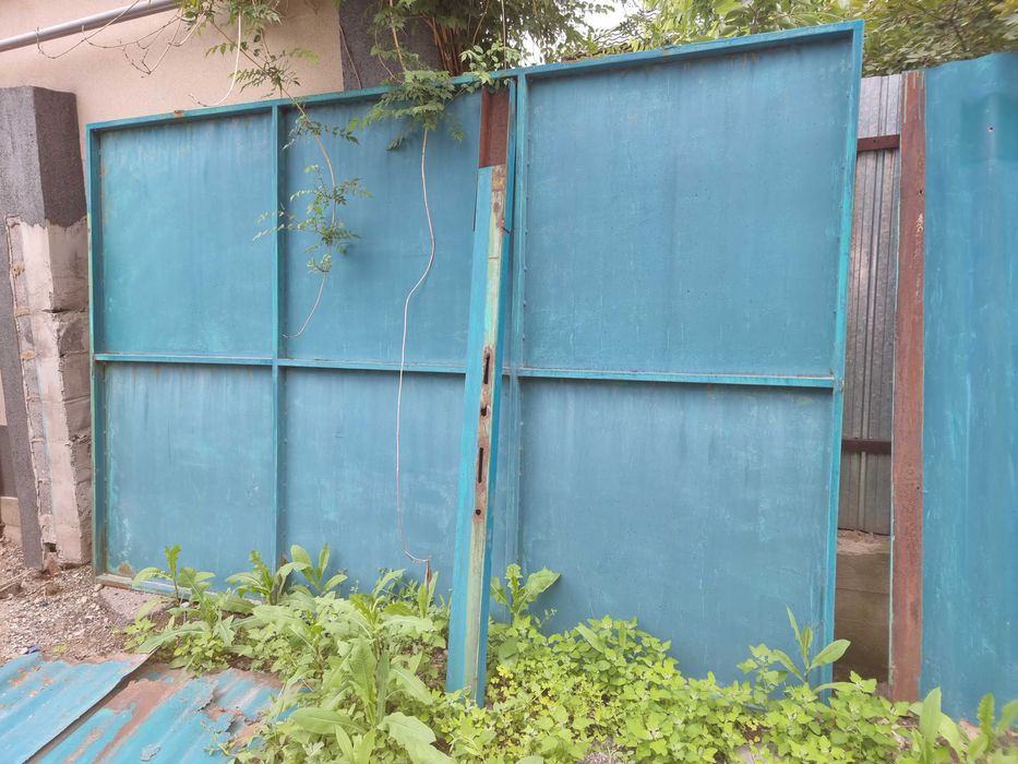 Откатнные ворота , металл с калиткой