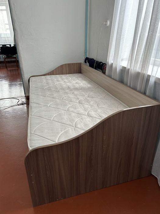 Срочно! Кровать 90×200 с матрасом.