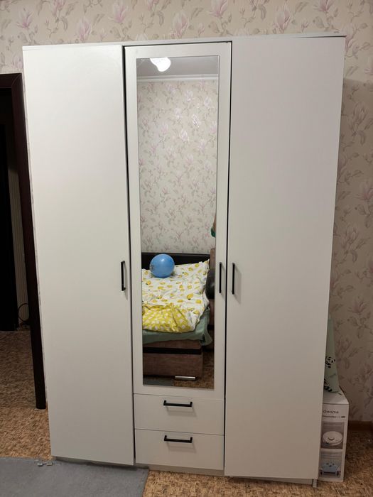 Продам шкаф и тумбу в хорошем состоянии.