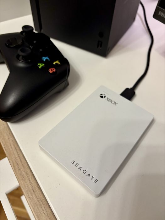 Xbox series X + 44 jocuri + 1 x controller extra + casti + 2TB stocare