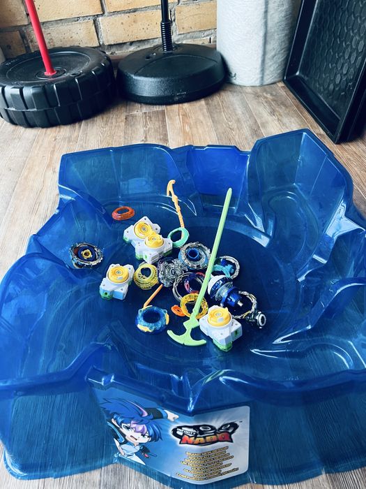 Blade игрушка волчок вместе с ареной.