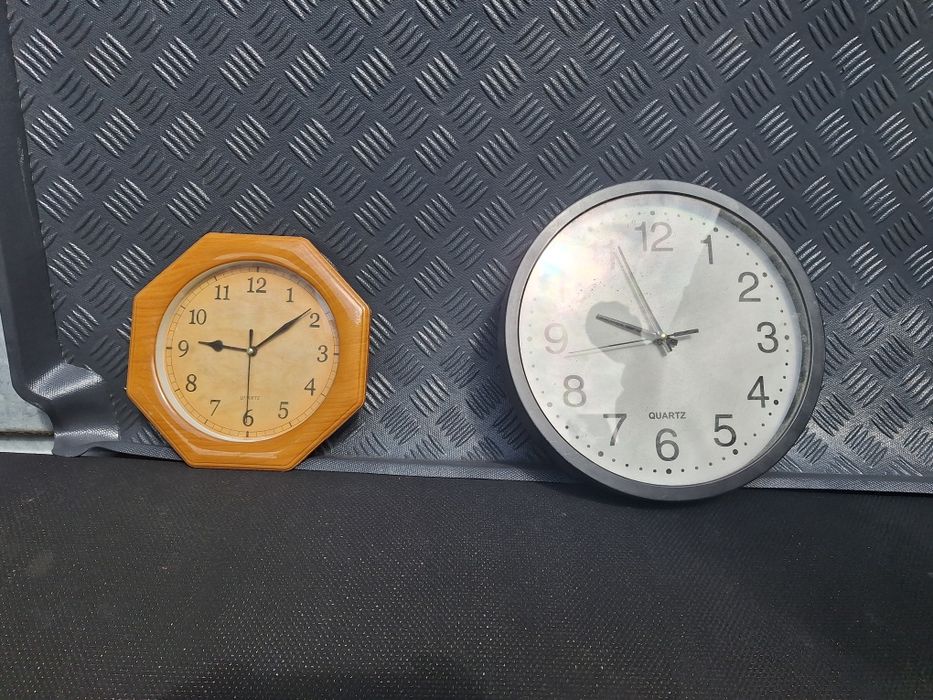 Стари стени часовници и картини