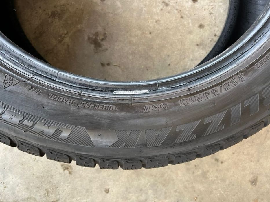 vând 4 anvelope 225/55/18 bridgestone de iarnă ca noi