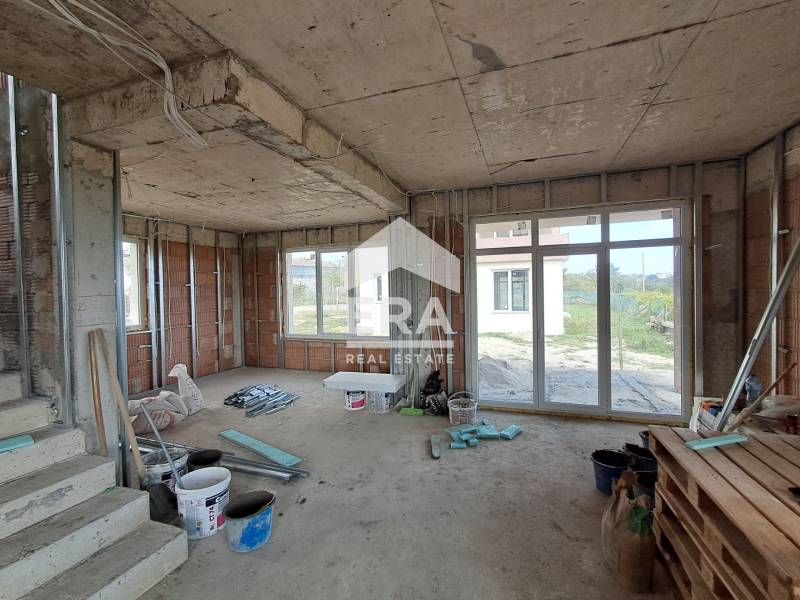 Двуетажна новострояща се къща за продажба, с 4 спални и голяма дневна,