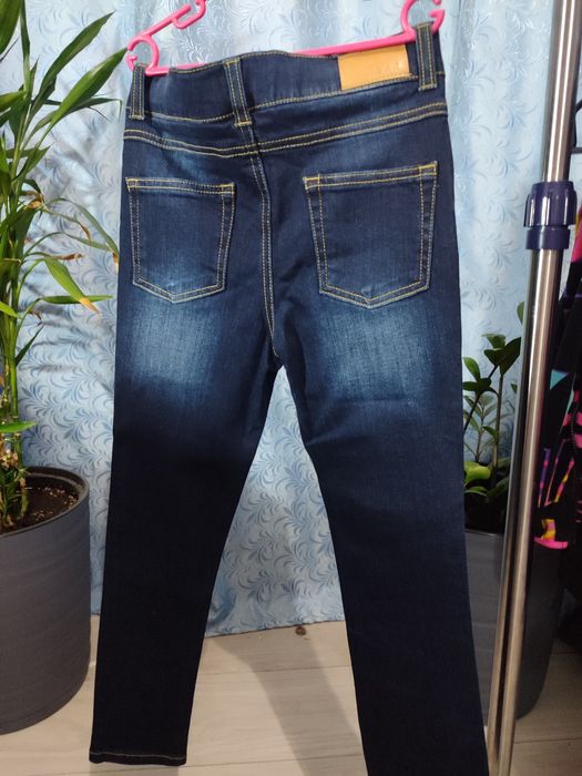 Продам джинсы для девочеи