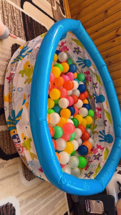 Детский бассейн с шарами