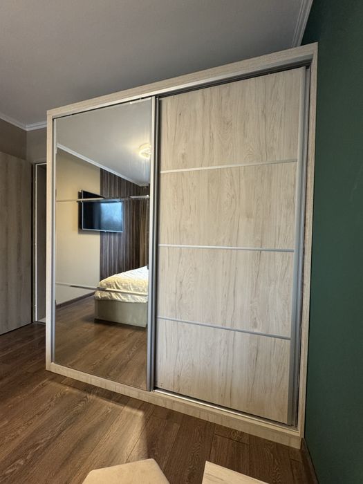 Двукрилен гардероб с плъзгащи врати - без забележки.