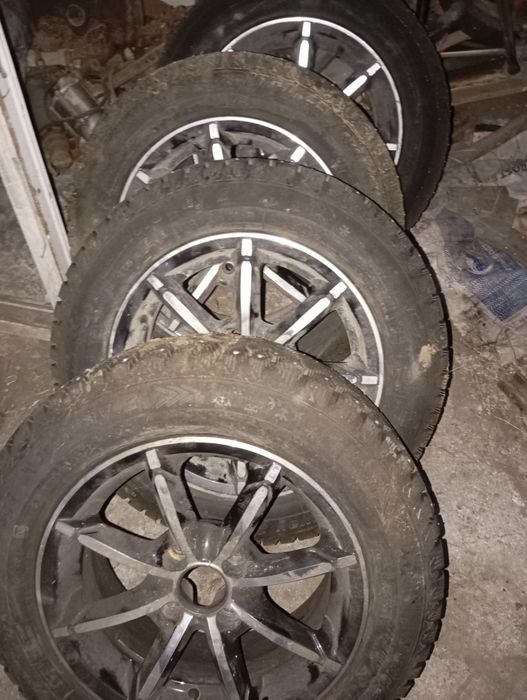 Продам зимние шипованные колеса R14