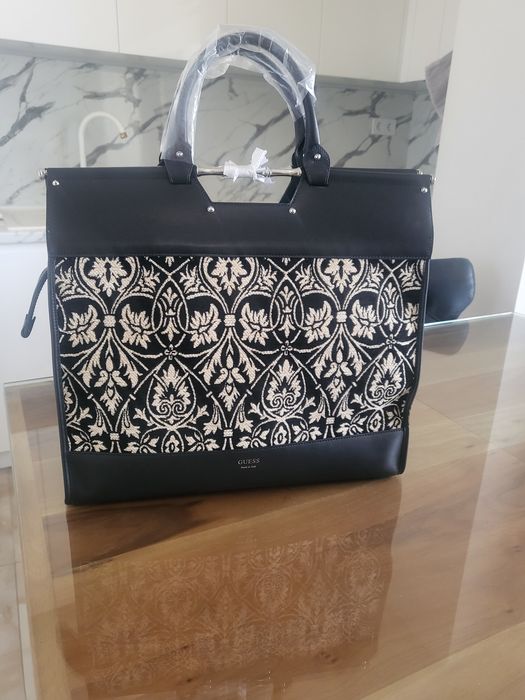 Дамска чанта GUESS

LENGTH OPTIONS
Inches	Cm
26