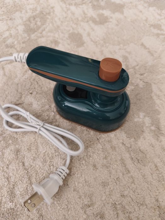 Дорожный утюг, отпариватель.