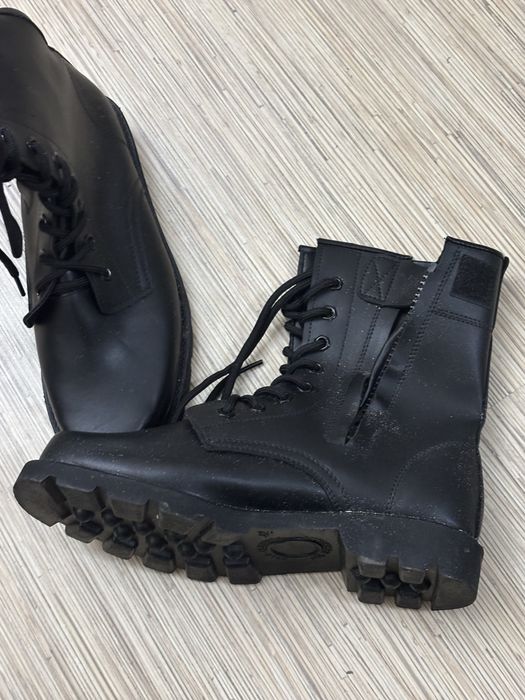 Сапоги черные.