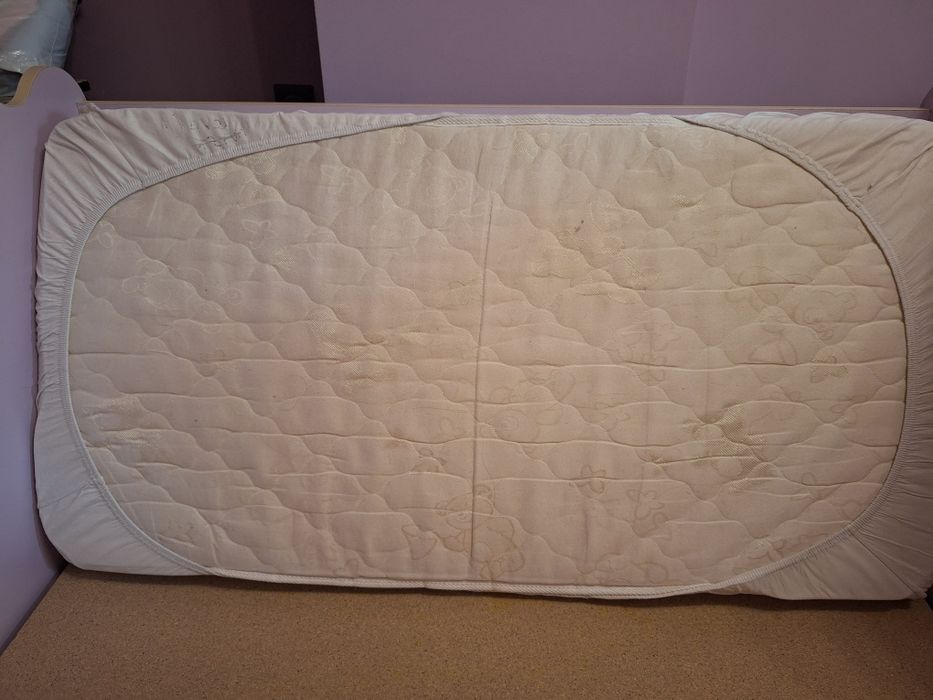 Продавам нежна, розова детска дървена кошара за момиче