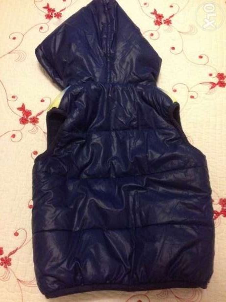 Vesta cu gluga matlasata marime 12 luni cu masini, noua cu eticheta