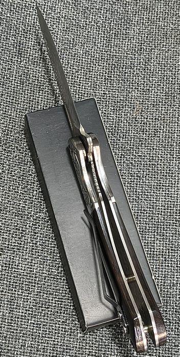 Сгъваем нож с острие имитиращо дамаска