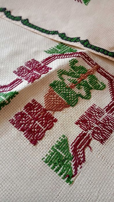 Fata de masa  de peste 40 de ani Handmade creată cu mâna