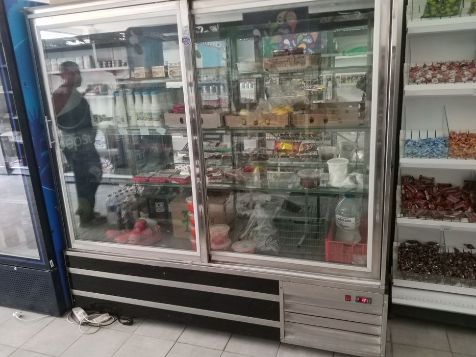 Ветрина холодилник сотилади