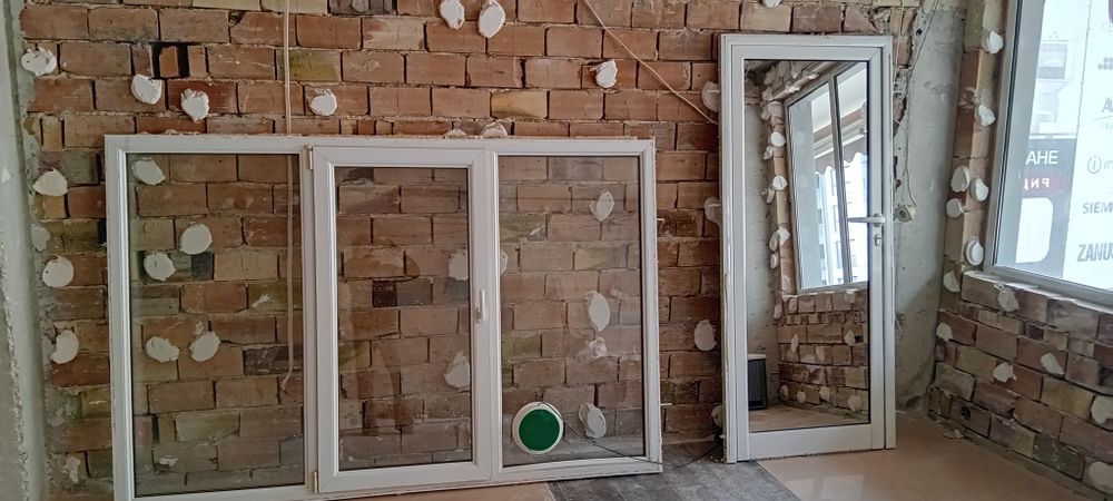 ПВЦ дограма и огледална алуминиева врата  с няколко камери и двоен стъклопакет