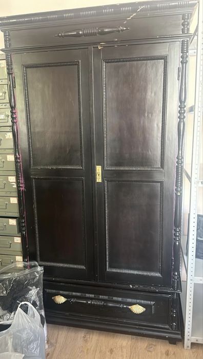 Шкаф из натурального дерева