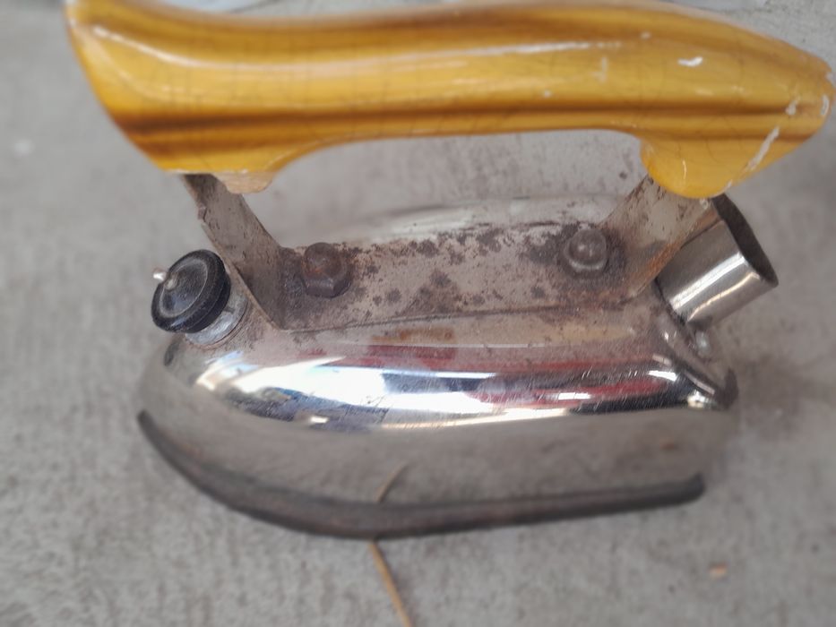 Fier de călcat vechi