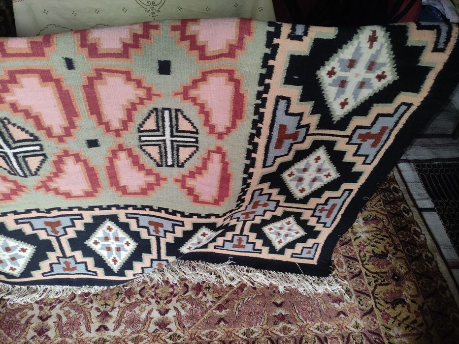 Covor vechi traditional lucrat manual