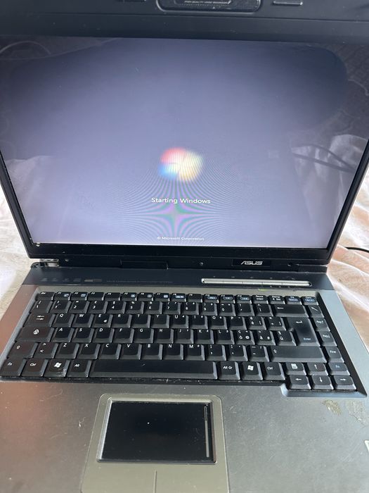 Laptop in stare foarte buna , trebuie dat reset si este perfect functional