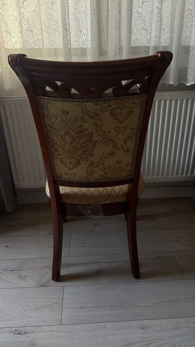 Scaun lemn masiv cu model